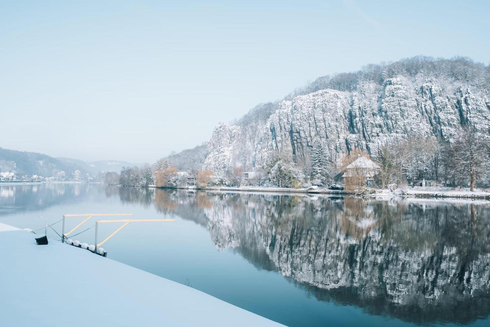Вілла Pieds Dans L'Eau Private Wellness Bordure De Meuse Lustin Екстер'єр фото